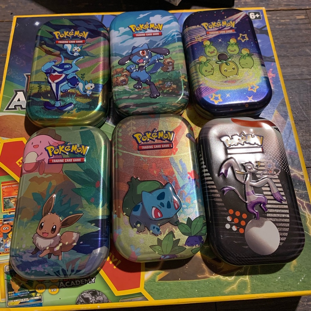 Pokémon Tin Set - Multicolor